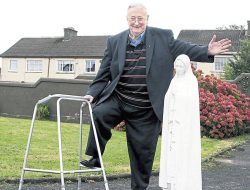 Mukjizat Doa Rosario: 10 Tahun di Kursi Roda, Pria Tua ini Akhirnya Kembali Berjalan Setelah Rajin Berdoa Rosario