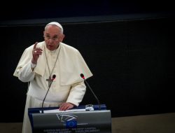 Paus Fransiskus Bahas Dunia Pasca Pandemi dengan Presiden Macron