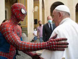 Siapakah Sosok “Spider-Man” yang Bertemu Paus Fransiskus?