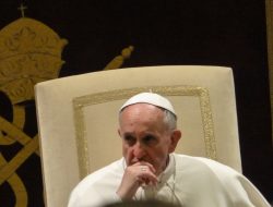 Paus Fransiskus Tolak Usulan Pria Menikah Ditahbiskan Menjadi Imam Katolik