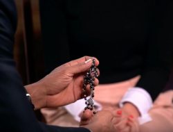 Pengakuan Obama yang Selalu Membawa Rosario Pemberian Paus Fransiskus