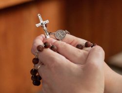 15 Janji Bunda Maria Bagi yang Berdoa Rosario